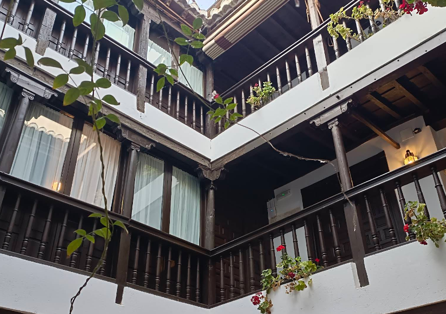 Hotel Casa del Capitel Nazari courtyard in Granada