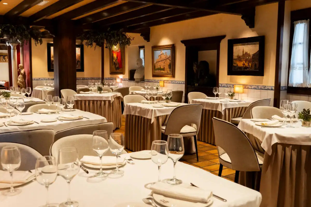 Casa Robles, a traditional Andalusian restaurant near Seville Cathedral.