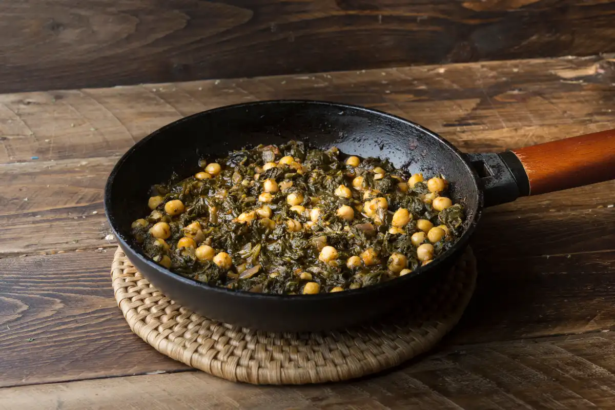Espinacas con garbanzos, spinach with chickpeas in Jaen style