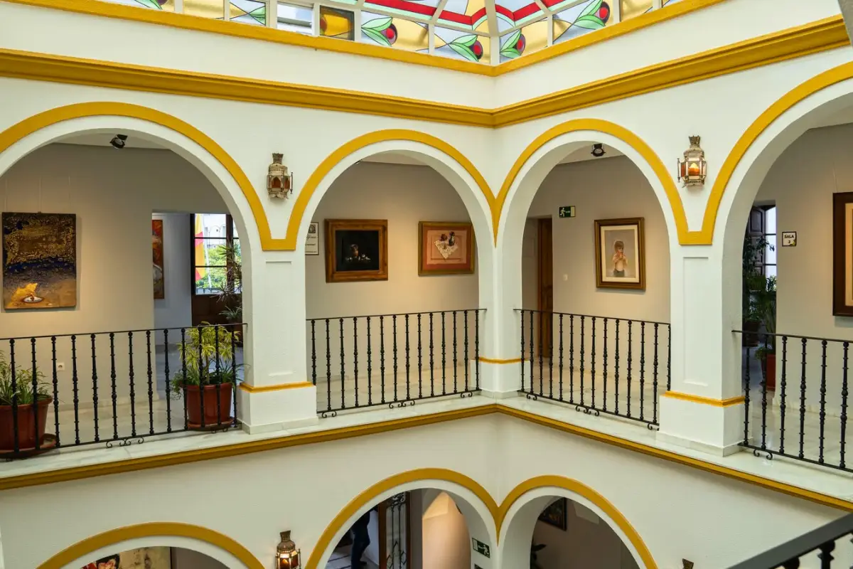Arched columns on the upper floor of Casa de las Tejerinas art gallery in Estepona