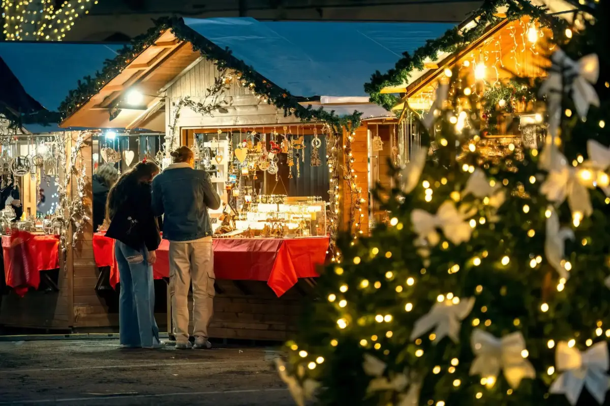 Couple browsing jewellery at the Malaga Christmas market
