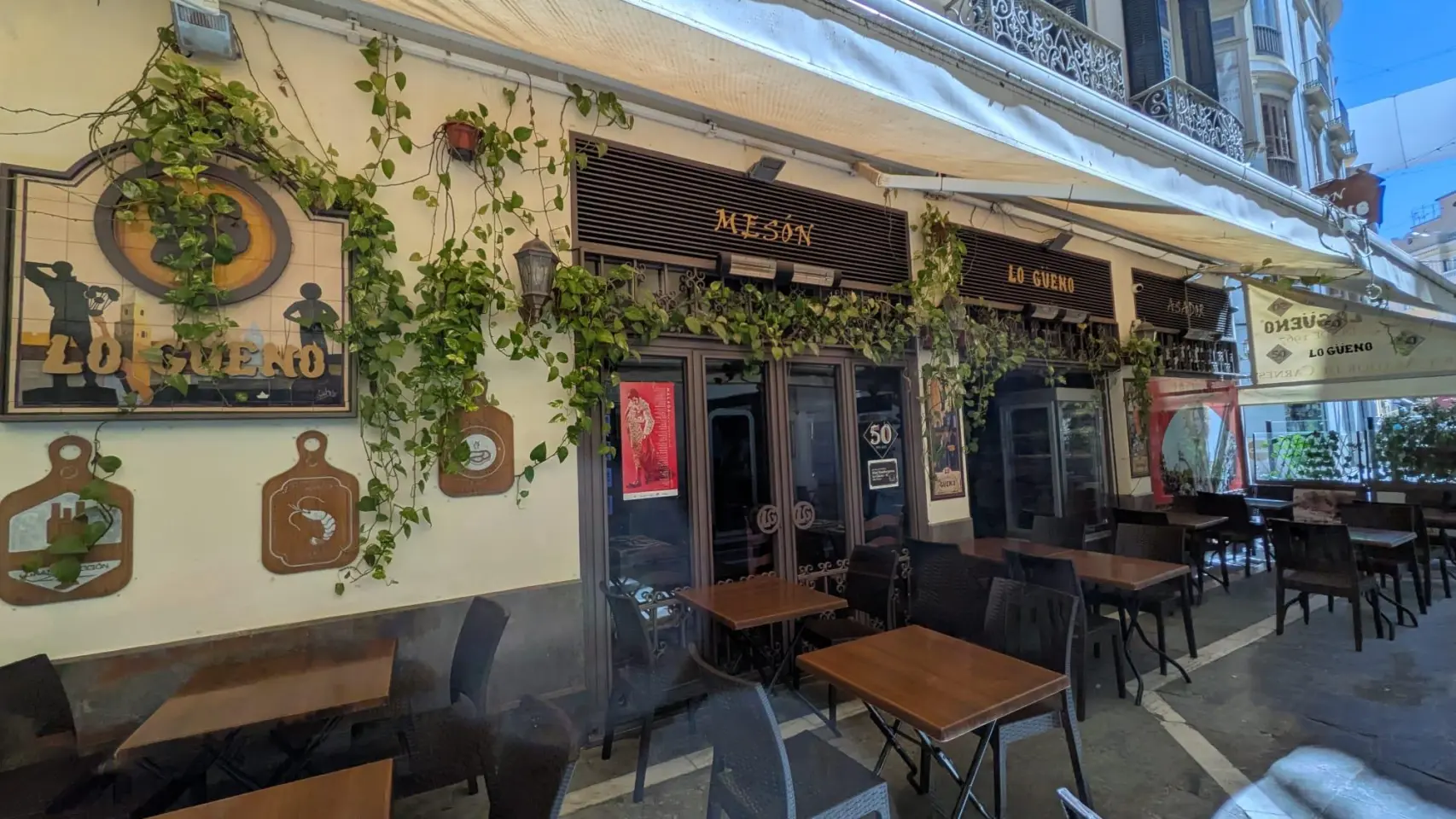 Street tables lining the pavement outside Mesón Lo Güeno in Málaga