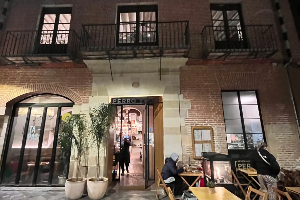 The exterior entrance to Perro Viejo tapas restaurant in Málaga Old Town