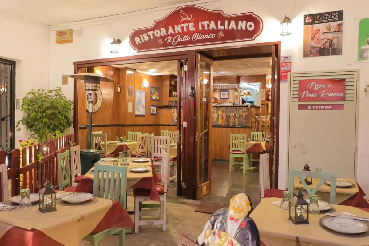 Interior of Restaurante Il Covo, an Italian restaurant in Nerja Old Town
