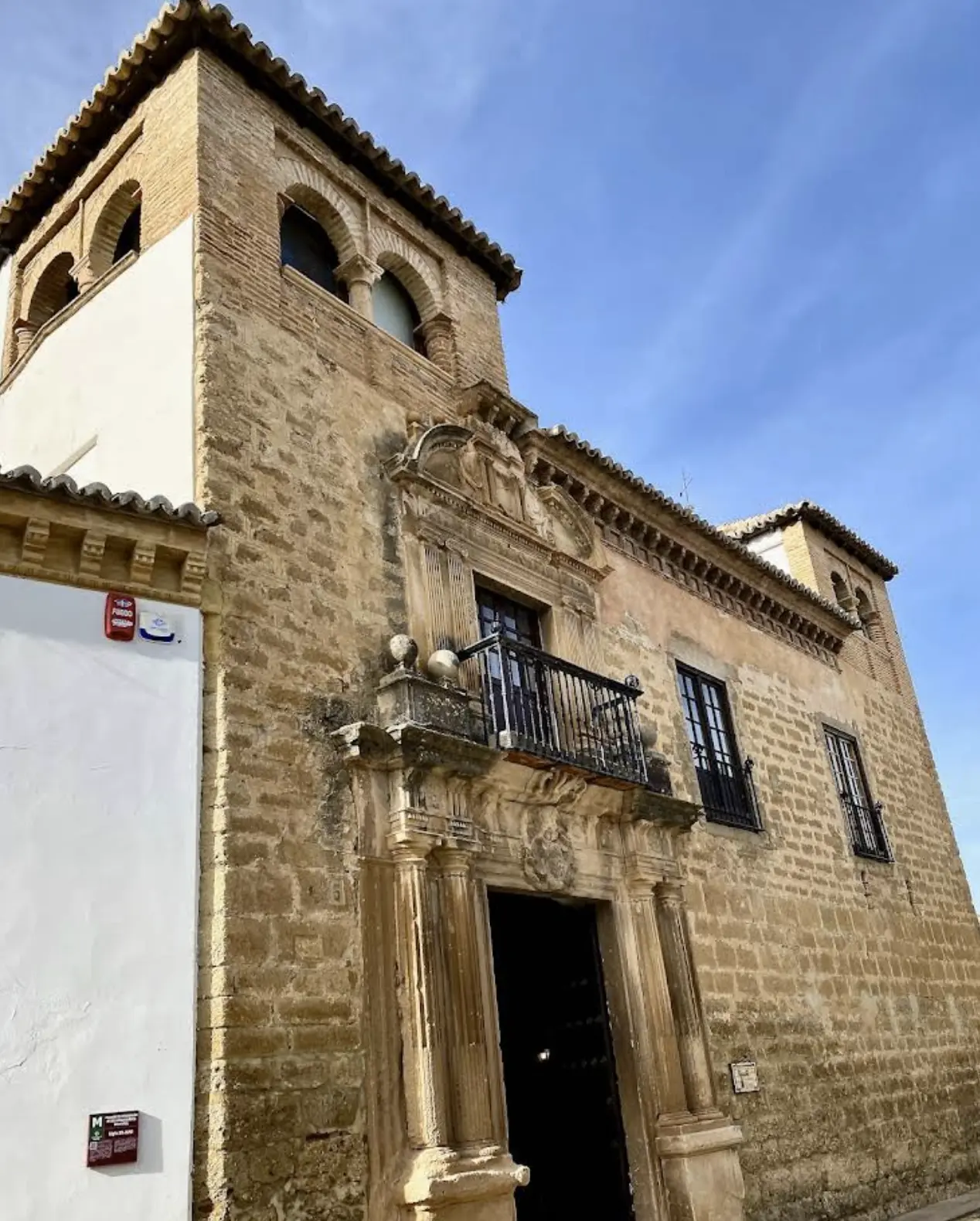 Historic architecture near Palacio de Mondragón.