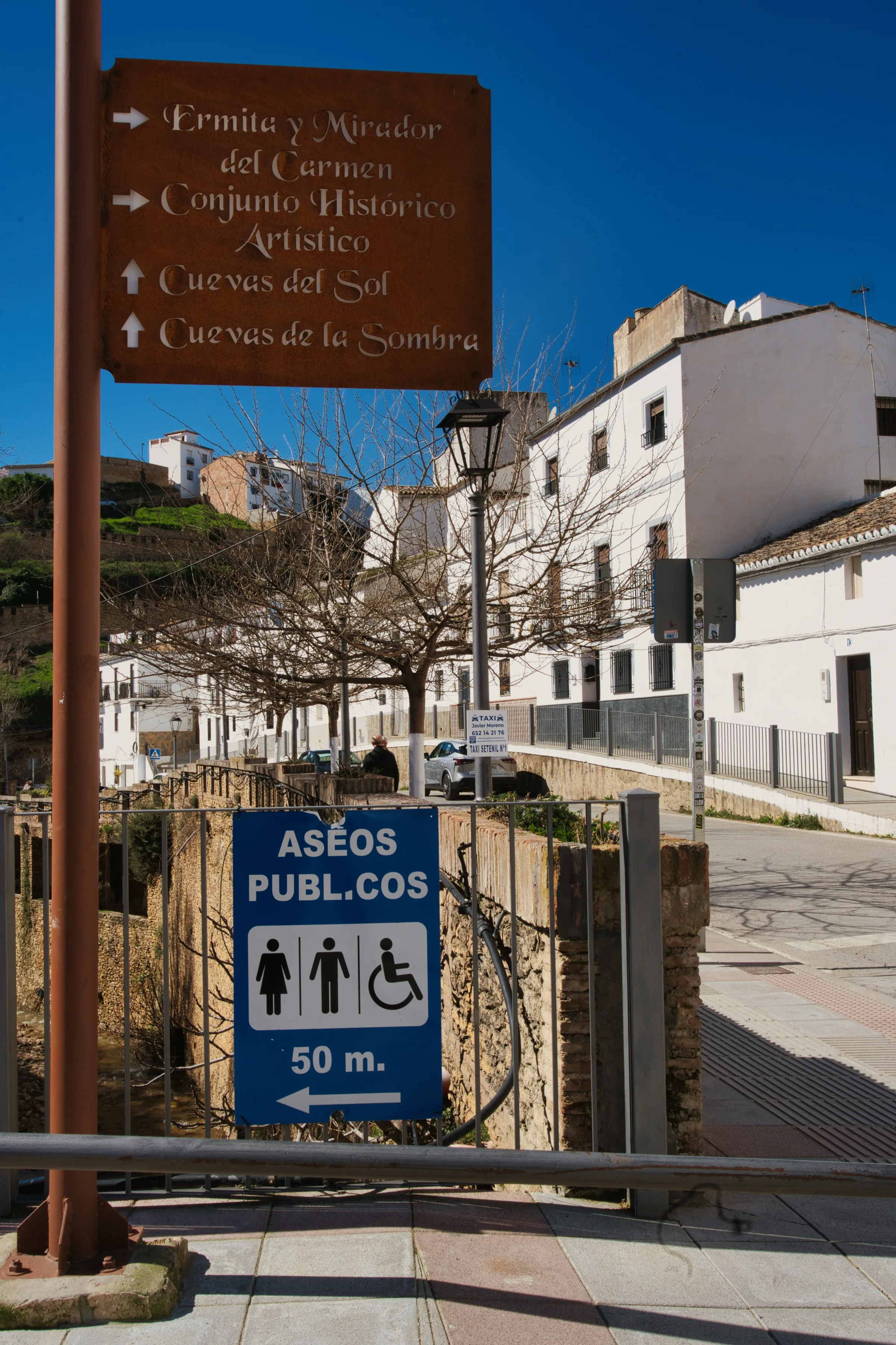 Public toilets sign in Setenil de las Bodegas.